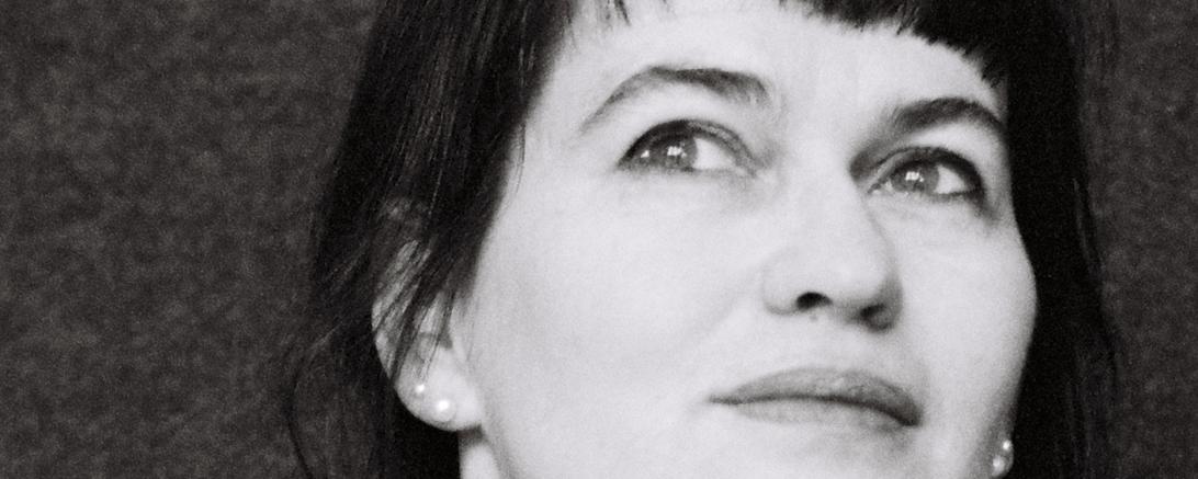 Das Bild zeigt die Autorin Karin Kalisa