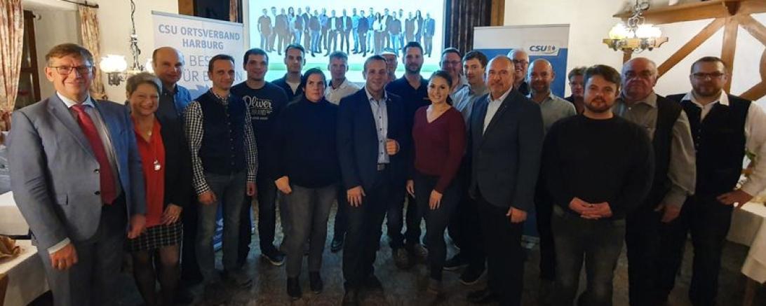 Das Bild zeigt die Kandidatinen und Kandidaten der CSU Harburg zusammen mit Landrat Stefan Rößle und Birgit Rößle