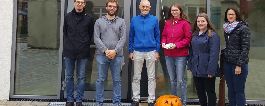 Das Bild zeigt von links: Pfarrgemeinderatsvorsitzender Stefan Hurler, Heimleiter Johannes Eißner Heimleiter, Christian Zuber (Vorstand des Kinderheim-Fördervereins) und weitere Mitglieder des Pfarrgemeinderates: Katja Scherupp, Melanie Schmutz, Daniela Koch