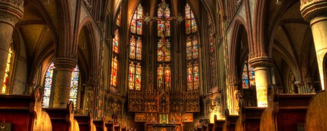 Das Bild zeigt ein Kirchengebäude von innen