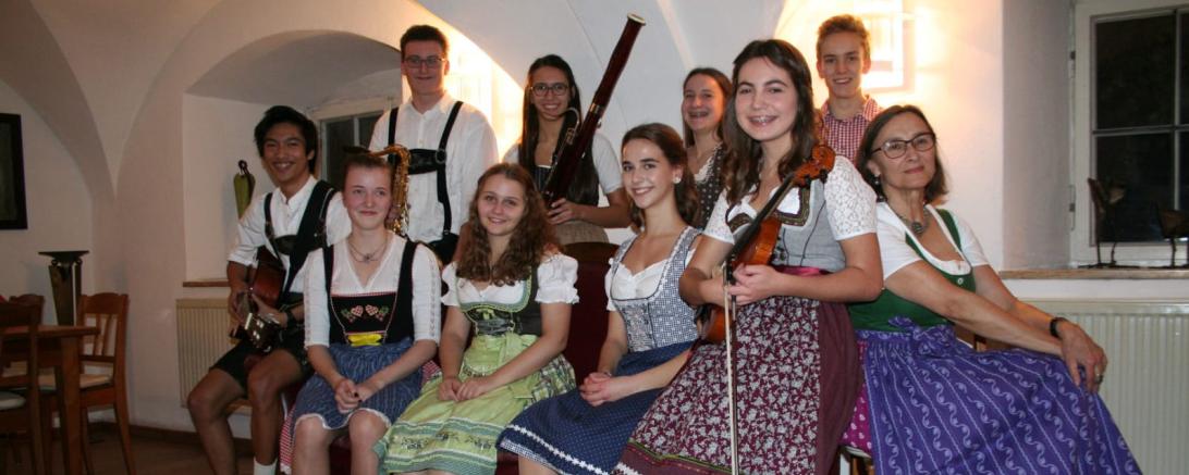 Das Bild zeigt die Teilnehmer des Projekt-Seminars "Sauguat: Volksmusik - VolXmusik"