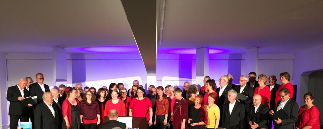 Die Chorgemeinschaft Hans-Joachim-Schlaud und Wemdings Frauenchor Donna Canta singen gemeinsam den Schlagerklassiker „Butterfly“