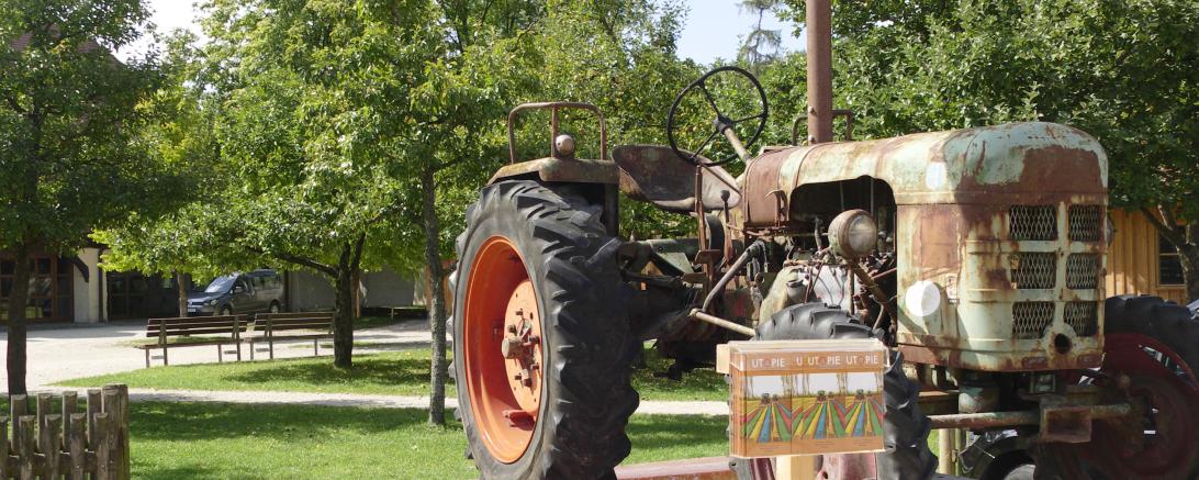 Er erregt Aufsehen. Viele Passanten bleiben stehen und überlegen, was es mit dem Traktor mit Hubschrauberpropeller auf sich hat, der auf dem Parkplatz vor dem Museum KulturLand Ries in Maihingen steht. 