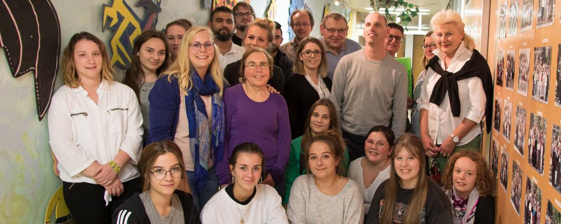 Das Bild zeigt Studierende, Vortragende und Verantwortliche des Projektes „Menschen mit Behinderung als ReferentInnen“