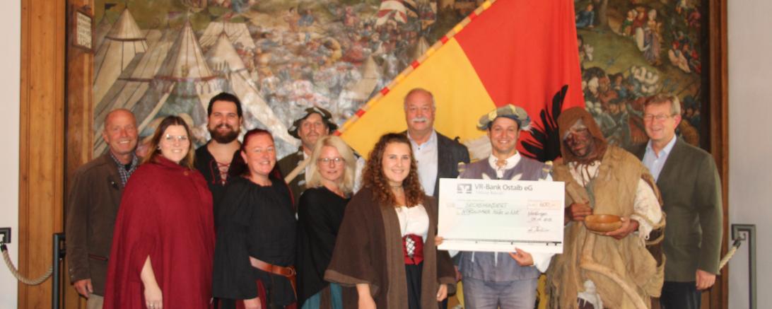 Das Bild zeigt die Spendenübergabe der Neresheimer Landsknechte  