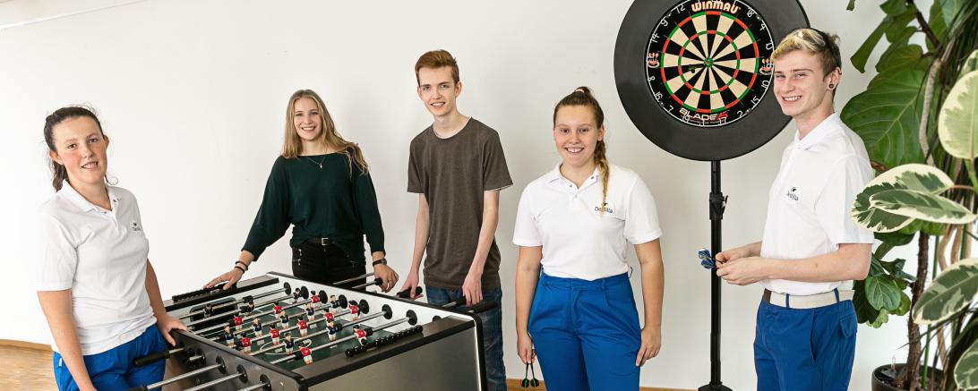 Auch der Spaß kommt bei Destilla nicht zu kurz. Die Auszubildenden des Jahrgangs 2019 beim Test von Tischkicker und Dartscheibe