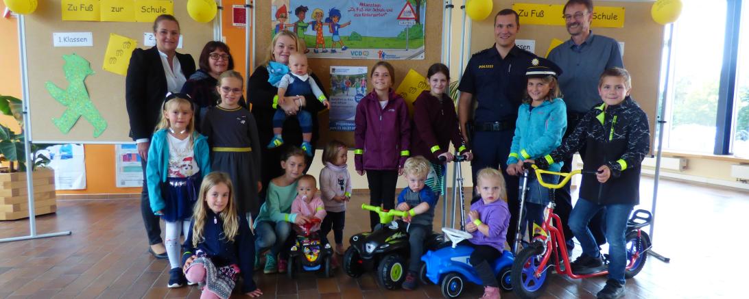 Kinder und Unterstützer des Projekts "Autofrei zu Kita und Schule