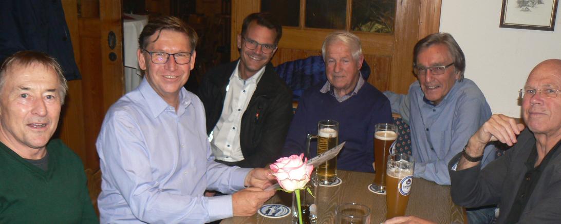 Kreisrat Alfred Stöckl gratuliert den erfolgreichen Teilnehmern am Sportabzeichen 2019: Leo Anzenhofer, Landrat Stefan Rößle, Jürgen Sorre, Georg Radlinger und Karl Uhl.