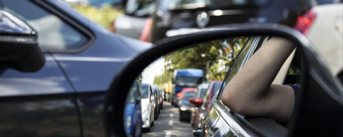 Frust im Stau: Immer mehr Beschäftigte haben weite Wege zur Arbeit. Die Gewerkschaft IG BAU macht für den Trend auch den fehlenden Wohnraum in den Ballungsgebieten verantwortlich.