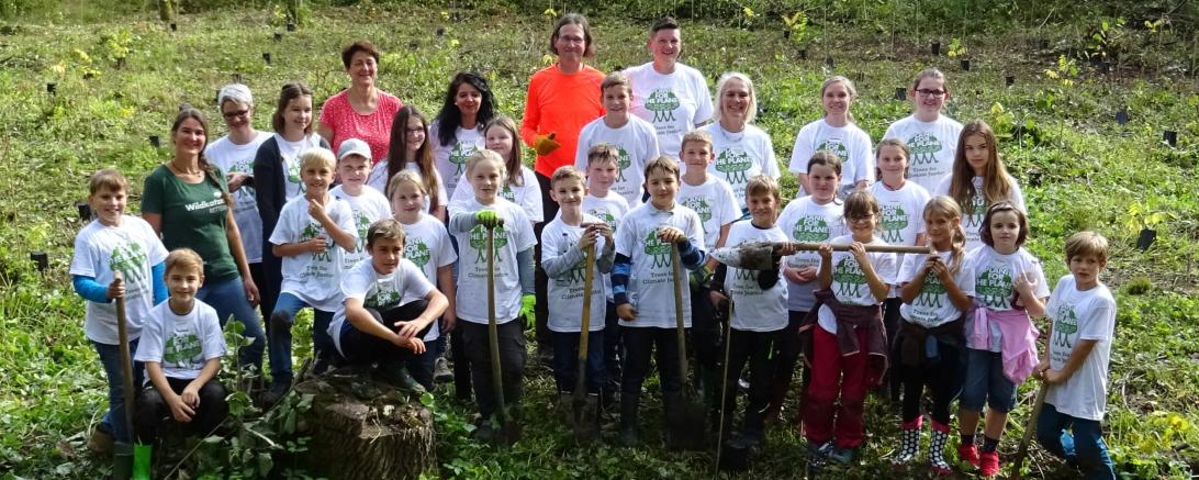 Das Bild zeigt Kinder beim pflanzen von Bäumen mit der Plant-for-the-Planet Akademie