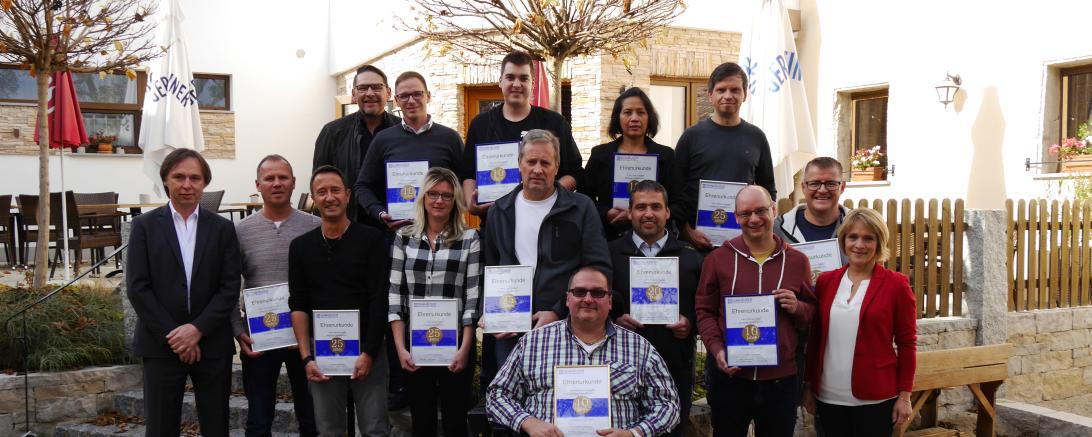 Das Bild zeigt die Ehrung langjähriger Mitarbeiter der Ohnhäuser GmbH