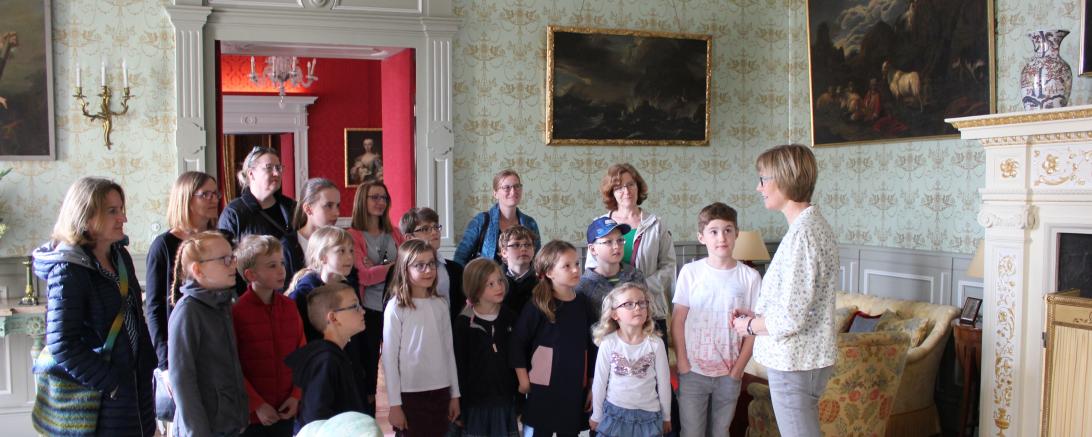 Das bild zeigt eine Kinderführung durch das Schloss Oettingen