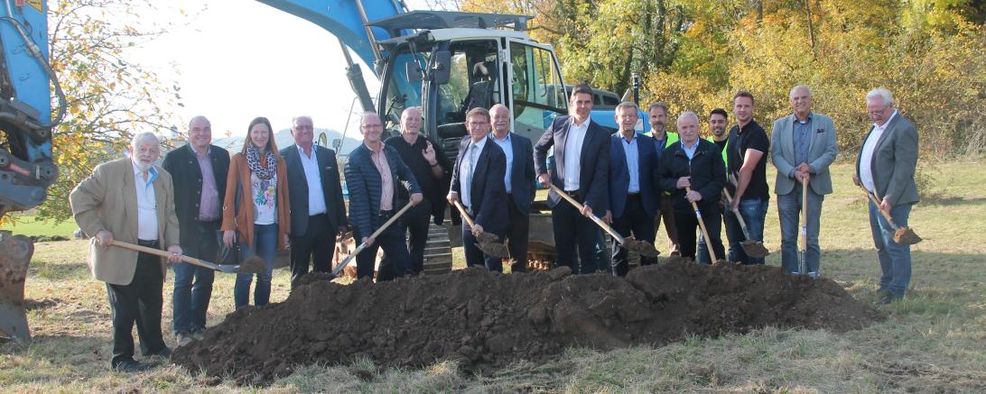 Landrat Stefan Rößle mit Vertretern von Kreis- und Gemeinderäten und den beteiligten Firmen beim Spatenstich