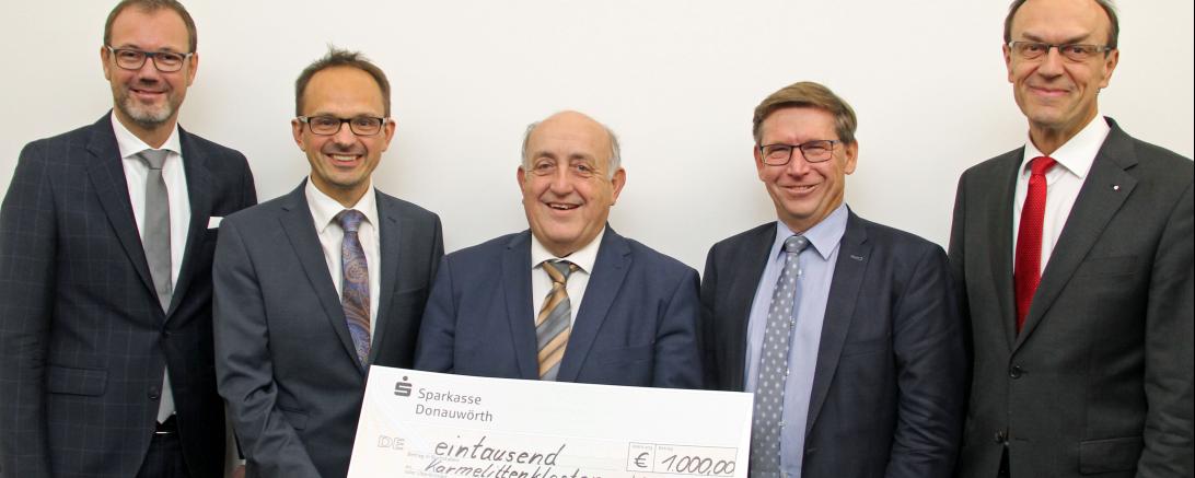 Das Bild zeigt Spendenübergabe der Sparkasse Donauwörth an das Karmelitinnenkloster in Wemding