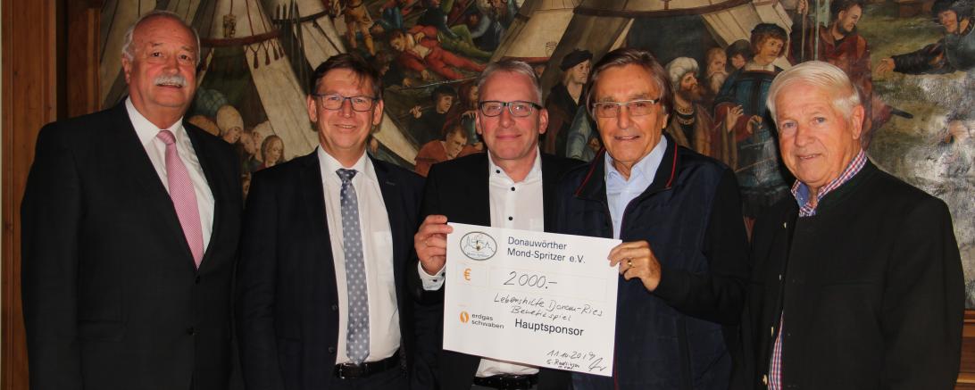 Hermann Faul, Stefan Rößle, Manfred Steger, Georg Radlinger und Alfred Stöckl bei der Spendenübergabe