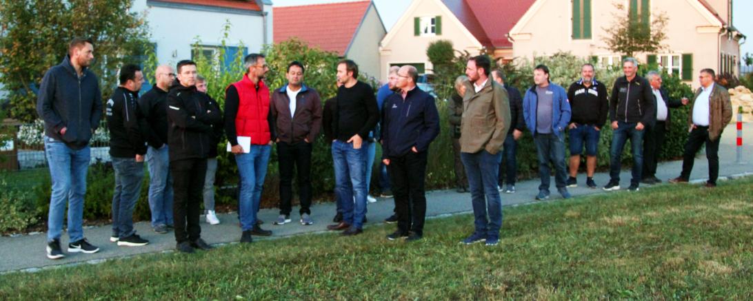Das Bild zeigt OB-Kandidat Höhn vor Ort am Sportplatz im Gespräch mit dem Vorsitzenden Johannes Herrle (FC Pfäfflingen-Dürrenzimmern) und weiteren Vertretern.