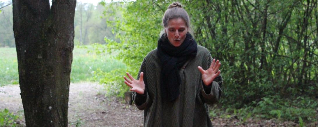 Das Bild zeigt Ulrike Mommendey beim Erzählen einer Geschichte