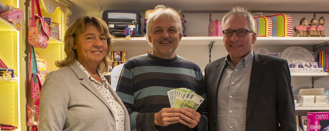 Bild von links nach rechts: Schulleiterin Frau Allgayer-Pfaff, Jürgen Möhnle, Inhaber Spielwaren Möhnle; Manfred Steger, stv. Geschäftsführer Lebenshilfe Donau-Ries