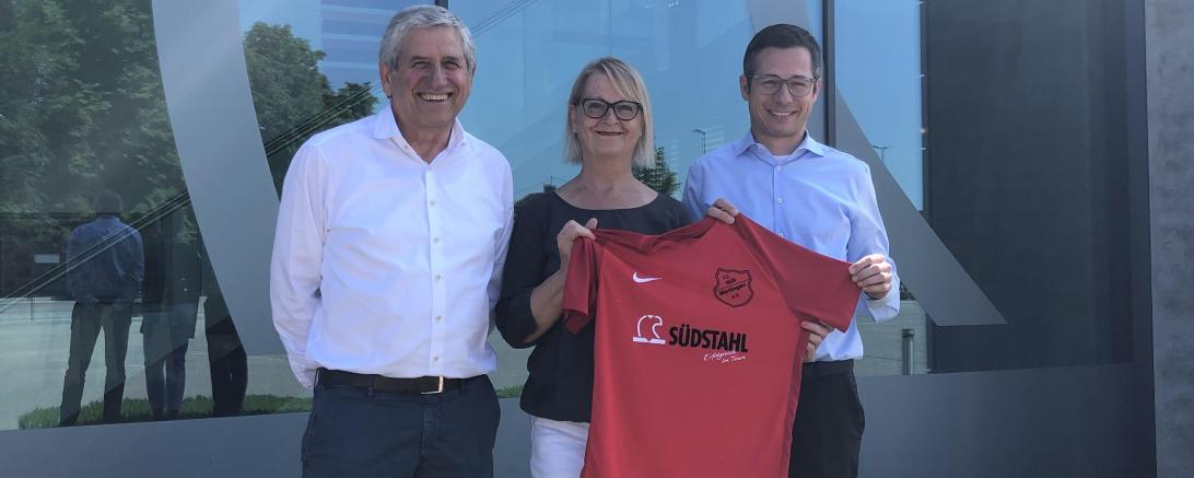 Das Bild zeigt die Südstahl-Geschäftsführer Werner (links) und Ulrich Käuferle (rechts) bei der offiziellen Übergabe des neuen Trikots für die Spieler der A-Jugend des FC Mertingen an den ersten Vorstand Doris Mayrle.