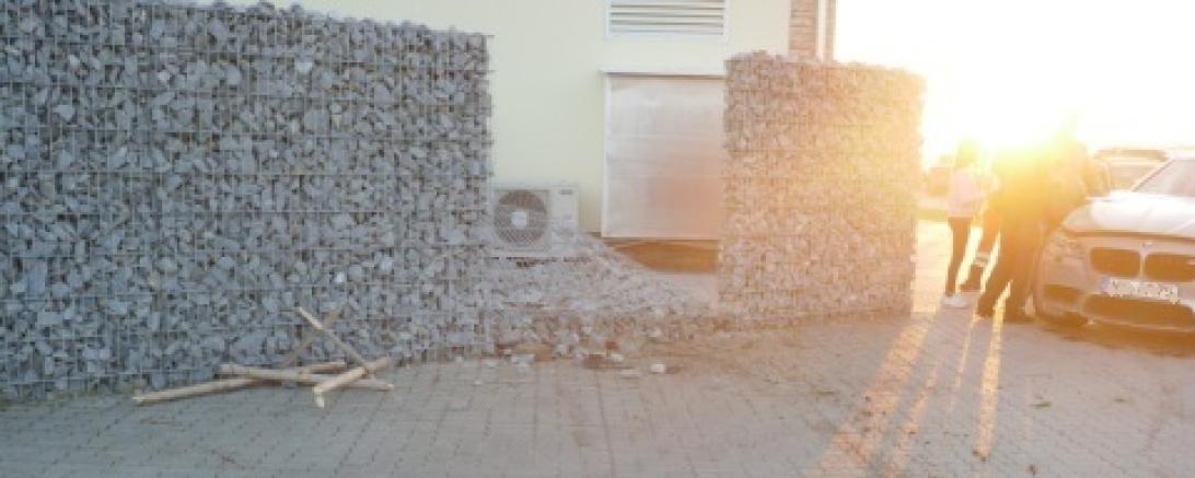 Bei dem Unfall entstand Totalschaden am Pkw. 