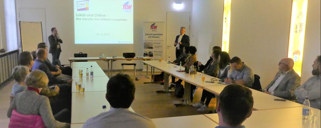 Bernd Pitz hält einen Vortrag