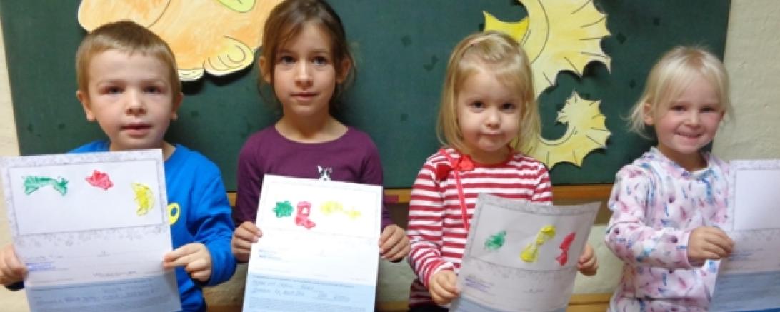 Das Bild zeigt Kinder aus dem Schneegarten mit ihren selbst gebastelten Weihnachtskarten