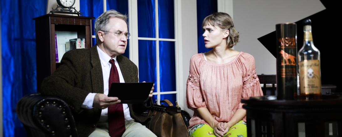 Norbert Heckner und Sarah Elena Timpe im Theaterstück „Der Fremde im Haus“