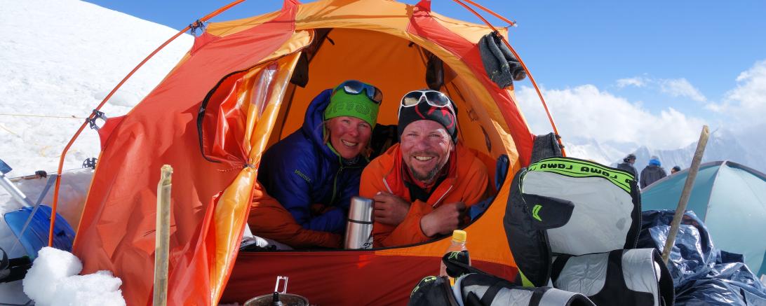 Das Bild zeigt Alix von Melle und Luis Stitzinger gemeinsam im Hochlager (2014).