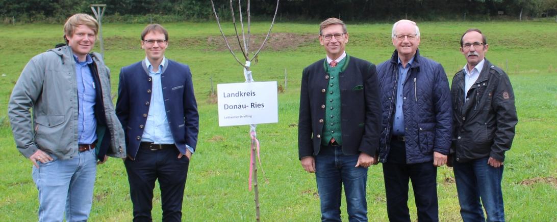 Auf dem Bild zu sehen (von links): Kreisfachberater Paul Buß, Kreisfachberater Sebastian Storch, Landrat Stefan Rößle, Ehrenvorsitzender des Bezirksverbands f. Gartenbau u. Landespflege i. Schwaben Helmut Gucker, Kreisfachberater a.D. Hans Weidel.