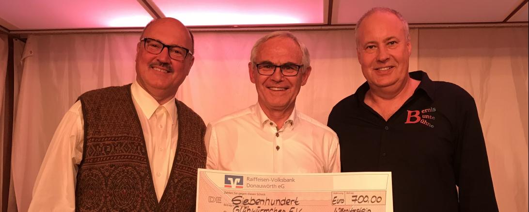 Auf dem Bild zu sehen sind von rechts: Bernd Zoels, Walter Ernst vom Verein Glühwürmchen e.V.(zweiter Vorstand und Schatzmeister) und Jürgen Lechner.