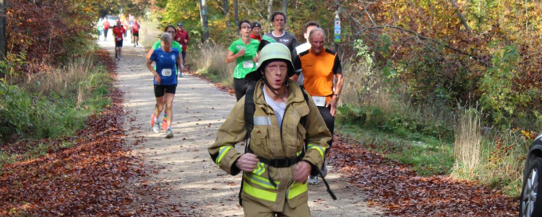 Steve Roidl von der Freiwilligen Feuerwehr Mertingen den Hauptlauf in seiner kompletten, ca. 30 kg schweren Feuerwehrausrüstung gelaufen. 