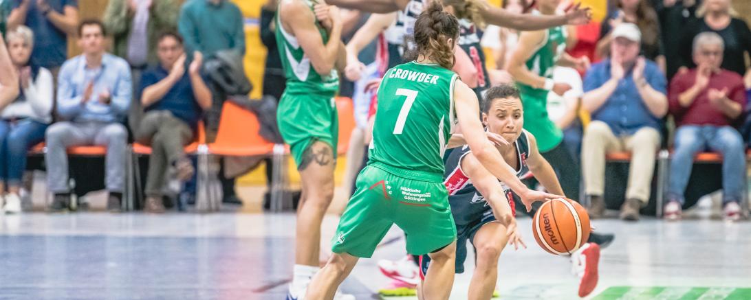 Balldieb vom Dienst Magaly Meynadier bei ihrer Lieblingsbeschäftigung: Bälle klauen