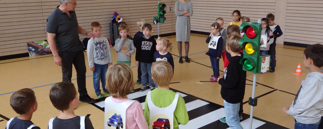 Die Kinder mit ADAC-Modertator Manfred schäfer