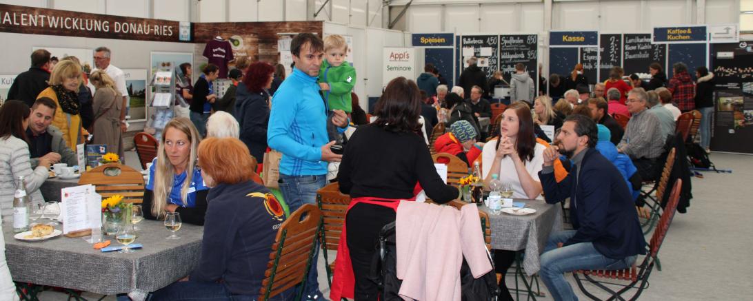 Die Donauries-Halle D war ein beliebter Anlaufpunkt, bei dem die Partnerstädte, kulinarische Spezialitäten und der Landkreis an sich viele interessierte Besucher um sich versammelten.