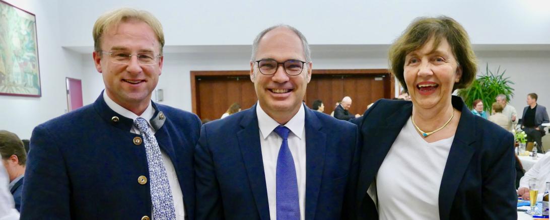 Am vergangenen Freitagabend nominierte die CSU Asbach-Bäumenheim den 53-jährigen Bernhard Jung als Bürgermeisterkandidat. Auf dem Bild zu sehen von links: MdL Wolfgang Fackler, Bürgermeisterkandidat Bernhard Jung und 1. Ortsvorsitzende Marlene Hammer. 