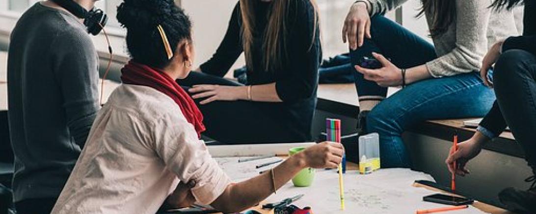 Leute um einen Tisch