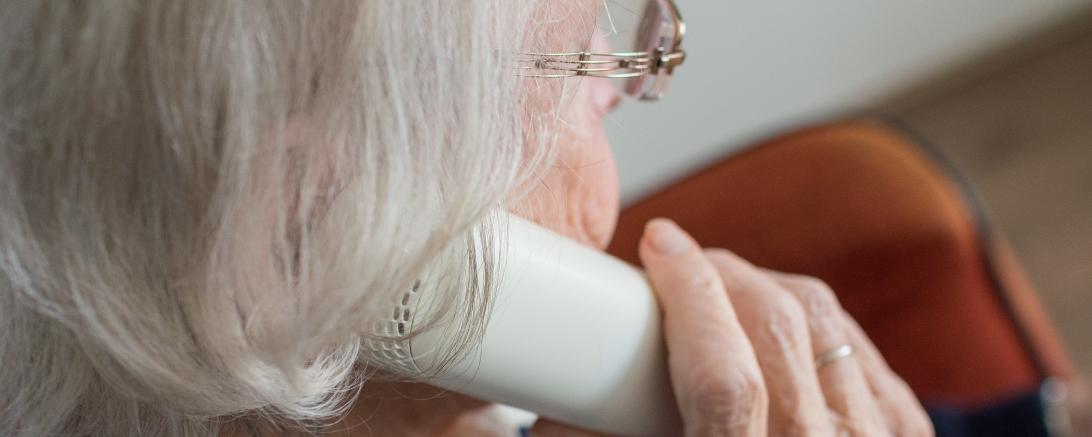 Seniorin, Telefonieren