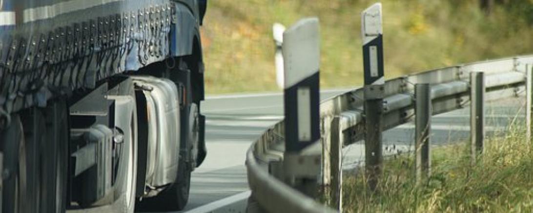 LKW neben Leitplanke