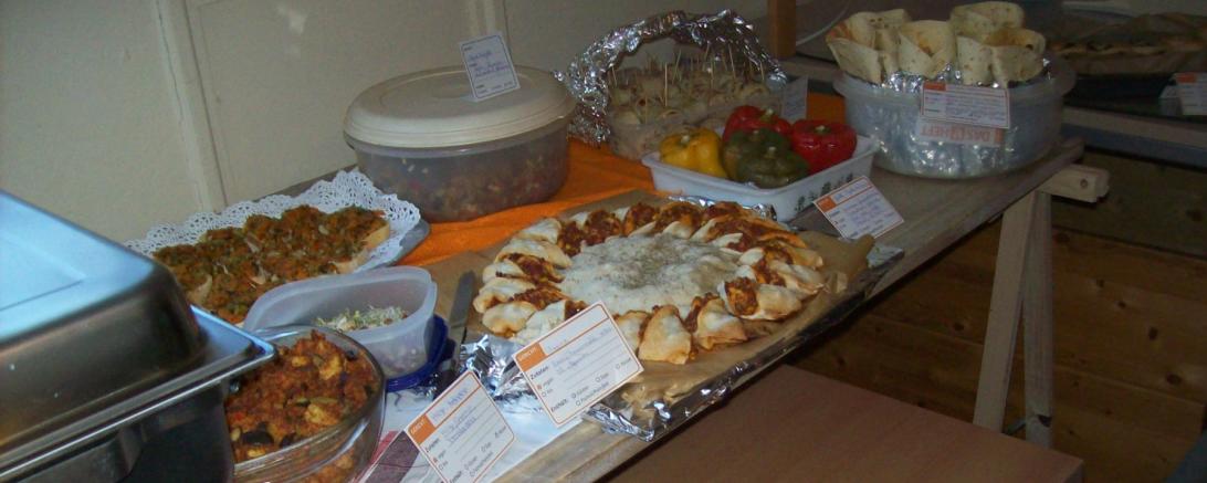 Ein Buffet mit veganen Gerichten