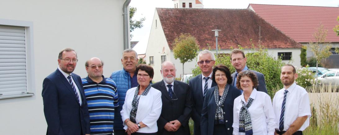Das Bild zeigt von links nach rechts: Hermann Häfele (1.Vors.), Dieter Deffner, Dieter Mack (beide Beisitzer) Gerlinde Schenk (Frauenbeauftragte) Theo Frey (Beisitzer), Karl Essig (stellv. Vors.), Irmgard Riedel (stellv. Vors. u. Kassiererin), Robert Meyer (Beisitzer), Renate Thum (Schriftführerin), Jürgen Stippler (Vertr. d. jüngeren Mitglieder)