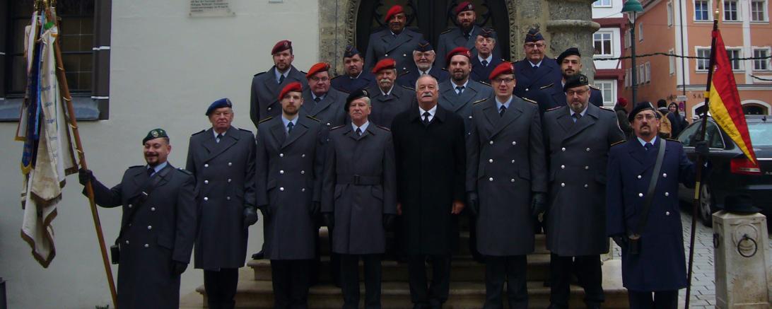 Das Bild zeigt auf der Rathaustreppe die Reservisten mit Oberbürgermeister Hermann Faul in der Mitte und erster RK Vorsitzender Jan Markwitz daneben links.