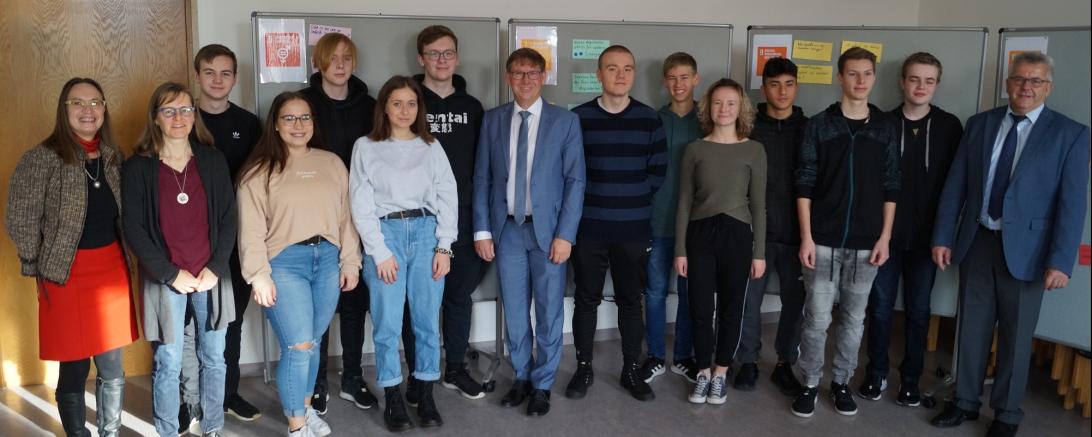 Das Bild zeigt eine Schülergruppe des Gymnasiums Donauwörth, die ihre Initiative "time4action" nennt.