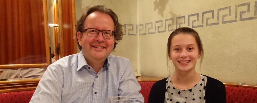 Ein Familien-Abendessen mit Oberbürgermeister Armin Neudert beim „Italiener“ hatte Luisa Schlamp gewonnen, die sich zusammen mit ihrer Familie sehr über den Gewinn freute.