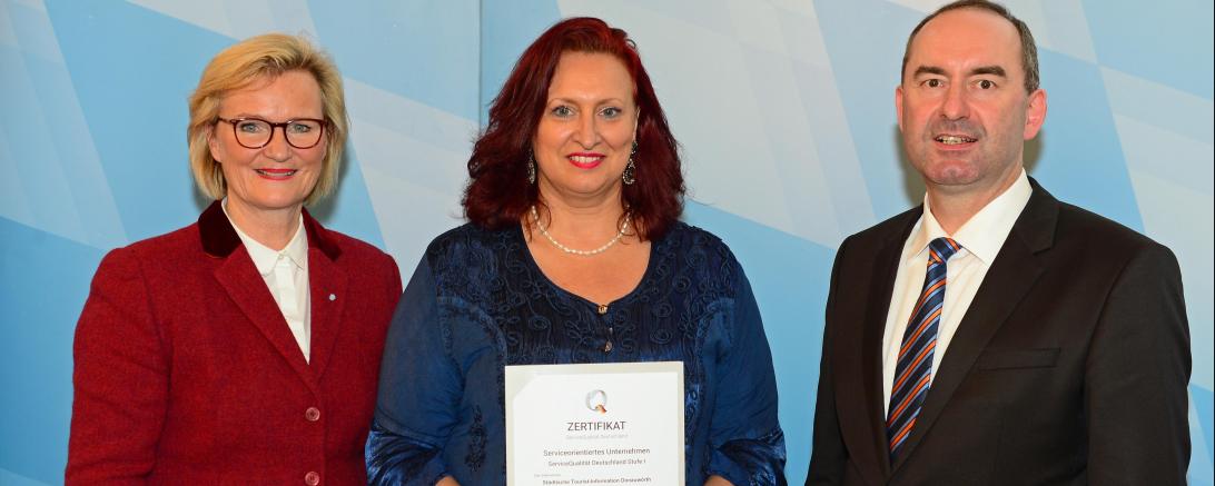 Auf dem Bild zu sehen (von links): Angela Inselkammer, Präsidentin des Bayerischen Hotel-und Gaststättenverbandes DEHOGA Bayern; Ulrike Steger, Leiterin Tourist-Info Stadt Donauwörth; Hubert Aiwanger, Bayerischer Wirtschaftsminister.