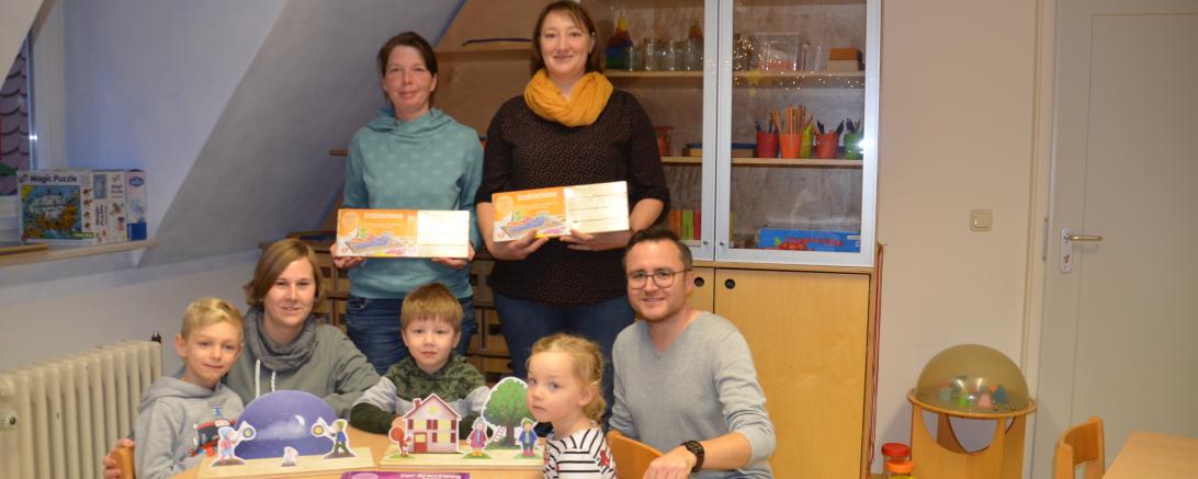Das Bild zeigt von links: Britta Hönle, Kathrin Ruisinger, Martina Gaugenrieder, Patrick Müller mit Kindern bei der Übergabe der Erzählschienen.