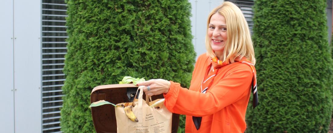 Um ein Umdenken des Verbrauchers zu erleichtern, bietet der AWV Nordschwaben kostenlos Papiertüten zum Sammeln des Bioabfalls an, die auch problemlos in der Biotonne entsorgt werden können.