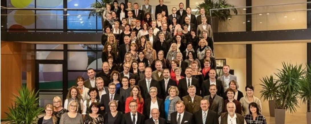 Das Bild zeigt die 135 Jubilare des Unternehmens Dehner