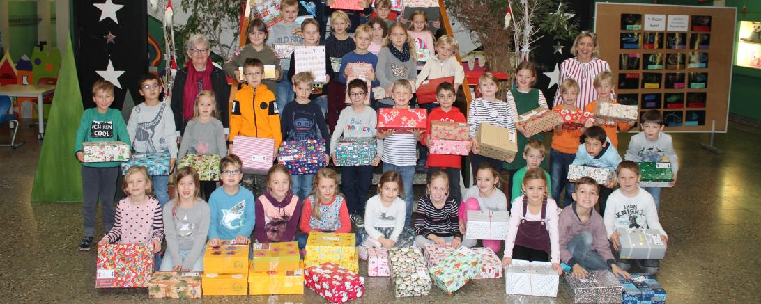 Das Bild zeigt Schüler der Grundschule Kiasheim mit Päckchen für die Hilfsorganisation Humedica.