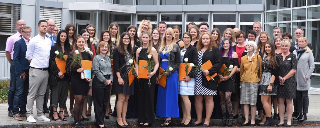 Das Bild zeigt 20 Auszubildende, die im September ihre Ausbildung zum/zur Gesundheits- und KrankgenpflegerIn am gemeinsamen Kommunalunternehmen Donau-Ries Kliniken und Seniorenheime mit dem Examen abgeschlossen haben.