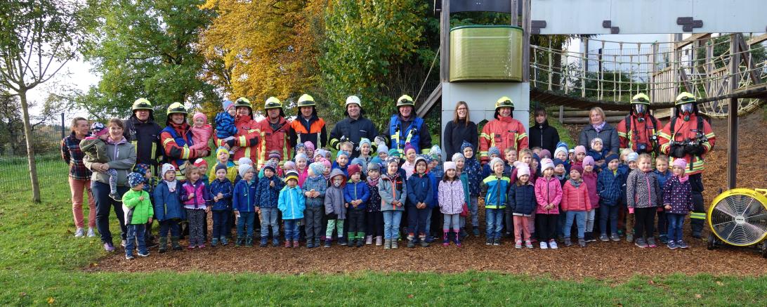 Mit Blaulicht und Martinshorn rückt die Kaisheimer Feuerwehr im Kindergarten an. Die 